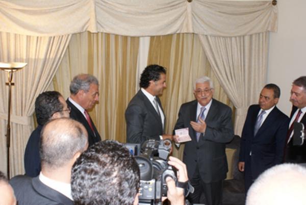 الرئيس الفلسطيني يمنح راغب علامة الجنسية الفلسطينية في بيروت (1)