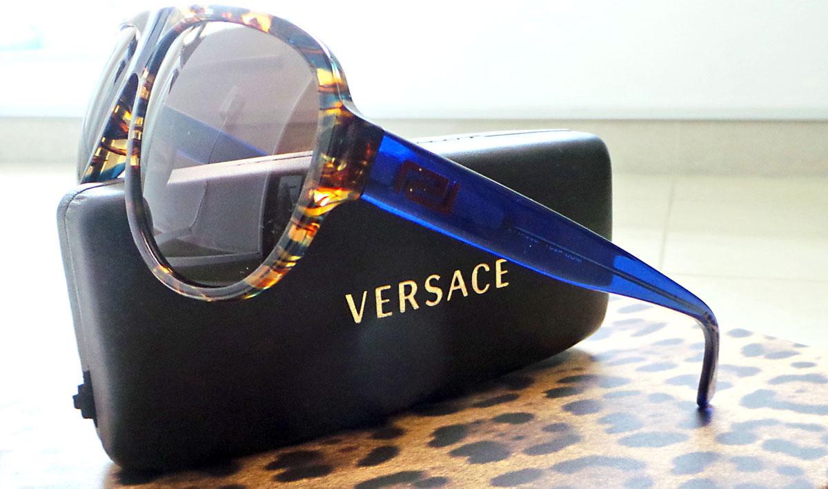 نظارات فيرساتشي Versace الشمسية بنقشة الرخام مع جوانب باللون الأزرق المضيء، فهي كلاسيكية وأنيقة ومميزة.                                               