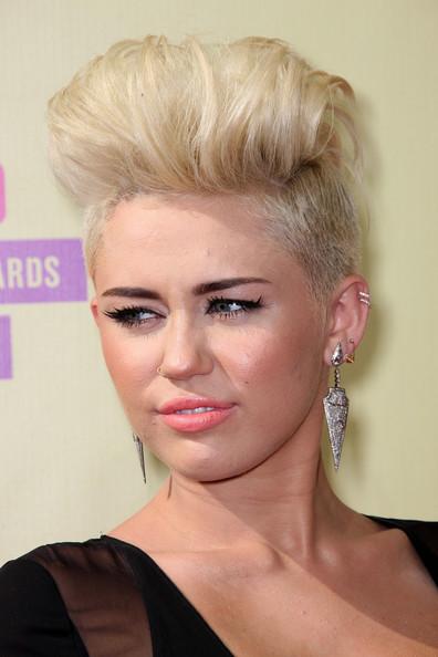 مايلي سايرس :Miley Cyrus "سئمت من شعري القصير!"                                                                                                       