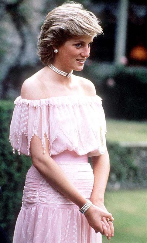 الأميرة ديانا في فستان من زاندرا رودس عام 1986                                                                                                        