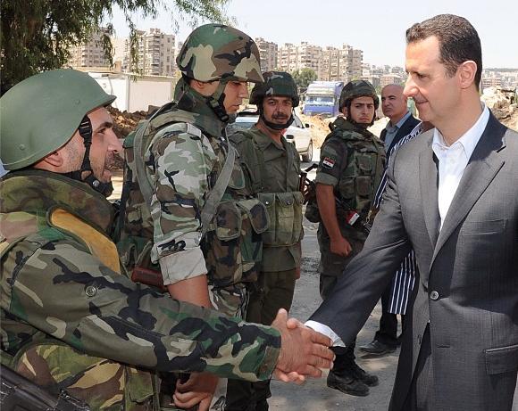 بشار الاسد مع جنود الجيش السوري بدرعا                                                                                                                 