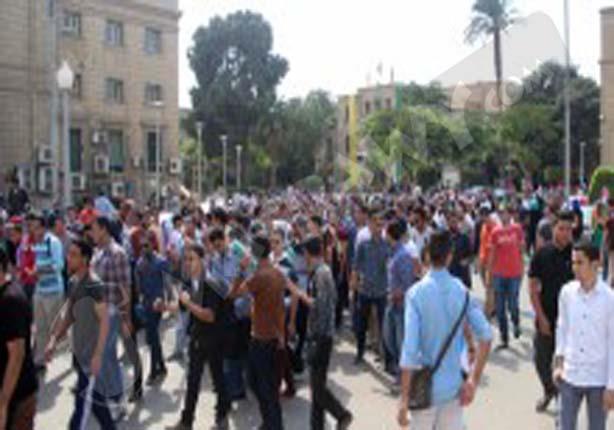 طلاب القاهرة يشعلون الشماريخ رغم التواجد الأمني (1)