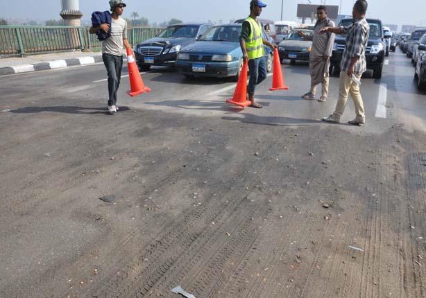 قيام صبية بإلقاء مواد بترولية على الطريق                                                                                                              