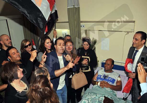 الفنانين والاعلامين في زيارة مصابي حادث سيناء                                                                                                         