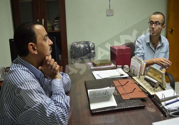 الدكتور محمود فؤاد المدير التنفيذي للمركز المصري للحق في الدواء مع مراسل مصراوى                                                                       