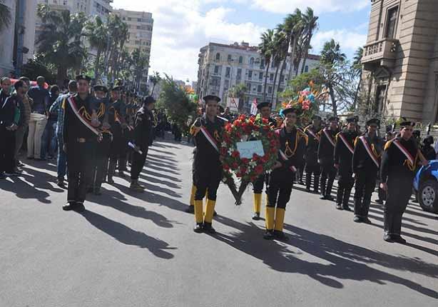 ضباط يودعون جثامين زملائهم ضحايا حادث البحيرة بالدموع                                                                                                 