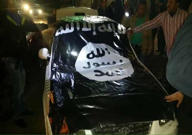 بندقية آلية وأعلاماً لداعش في المطرية                                                                                                                 