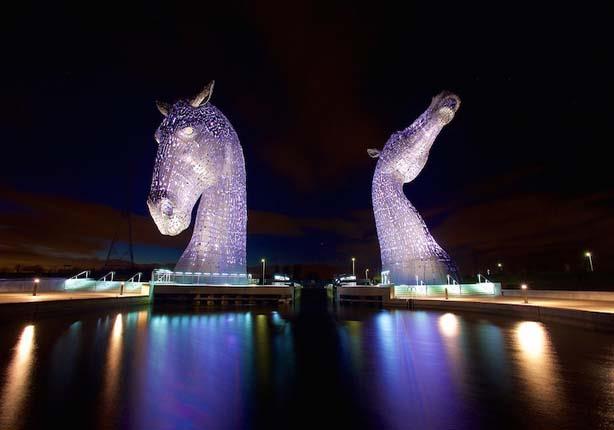 حصان ضخم ينير سماء اسكوتلندا                                                                                                                          