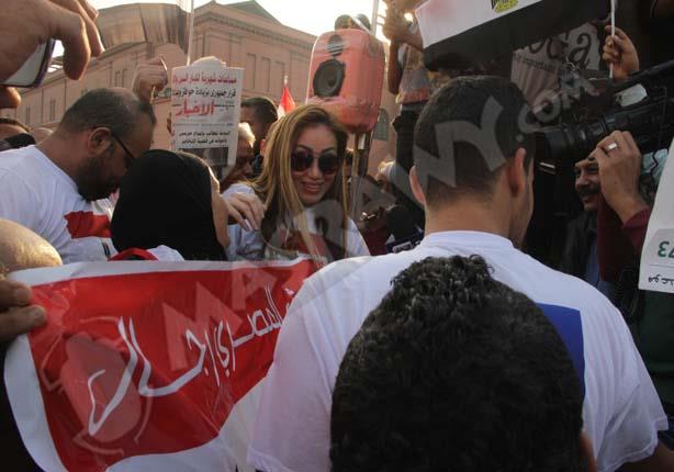 ريهام سعيد تقود مسيرة بميدان التحرير                                                                                                                  