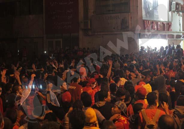  توافد اعضاء التراس أهلاوي في محيط ستاد القاهرة (1)                                                                                                   