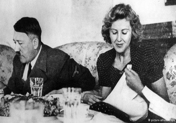 هتلر مع شريكة حياته إيفا براون أثناء تناول وجبة غذاء                                                                                                  
