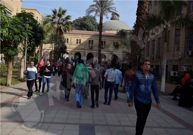 أجواء الاستعدادات قبل زيارة محلب بجامعة القاهرة                                                                                                       