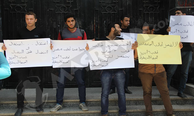 بالصور- طلاب 6 إبريل يتظاهرون أمام التعليم العالي للإفراج عن زملائهم 
