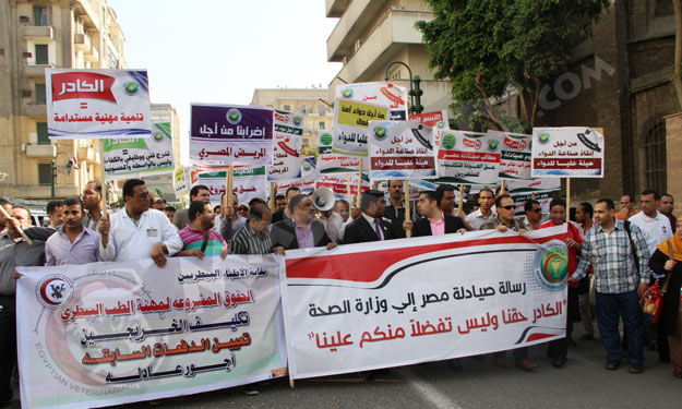 بالصور- أطباء ينظمون مسيرة لمجلس الوزراء للمطالبة بتعديل قانون المهن الطبية