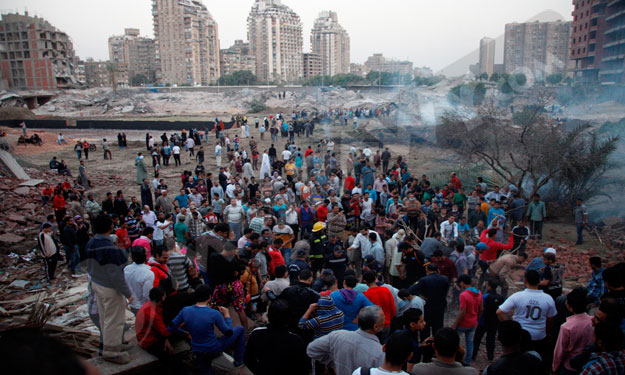 مصراوي يرصد آثار هدم عقار في محيط ''الدستورية'' ومحاولات إنقاذ الضحايا 