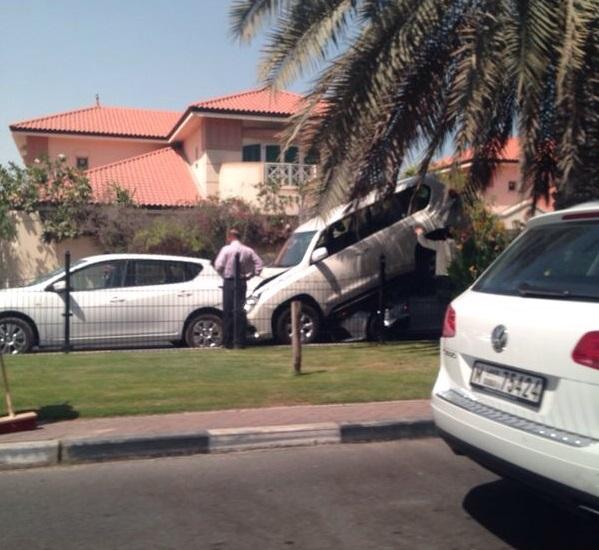 أغرب حوادث السيارات بشارع حديقة الصفا في دبى                                                                                                          