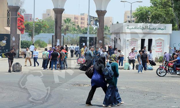 بالصور - طلاب الأزهر يغادرون المدينة الجامعية