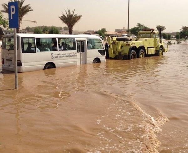 احتجاز سيارات في الرياض بعد انفجار أنبوب مياه رئيسي على الطريق                                                                                        