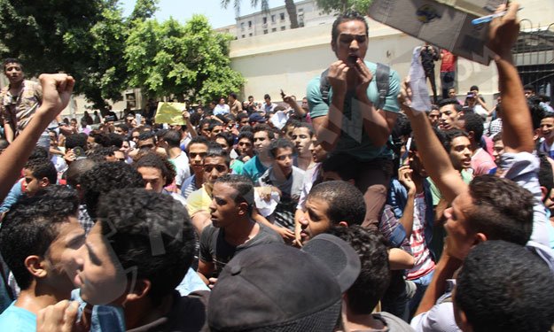 بالصور..طلاب بالثانوية العامة يتظاهرون أمام الوزارة لصعوبة الامتحانات