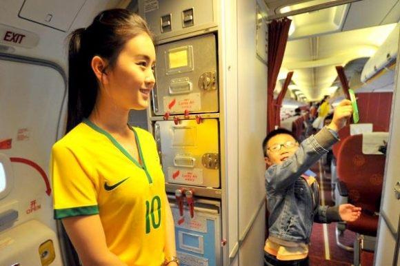 شركة طيران صينية تغير زي المضيفات الرسمى إلى قمصان منتخب البرازيل                                                                                     