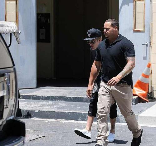 حادث سيارة للنجم Justin Bieber اثناء هروبه من عدسات المصورين                                                                                          