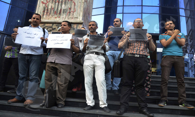 بالصور- صحفييون يرفعون الافتات السوداء احتجاجاً على سلسلة الاعتداءات