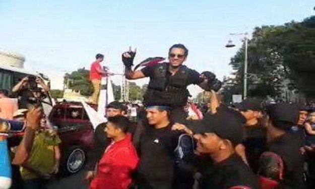 بالصور .. رجال الشرطة يحتفلون بتنصيب السيسي امام الإتحادية