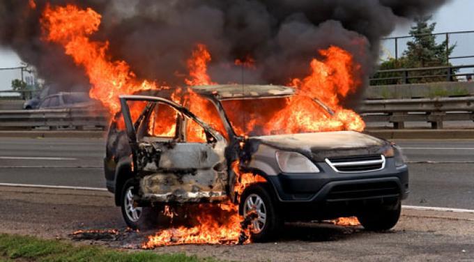 أسباب وكيفية مكافحة حريق السيارة                                                                                                                      