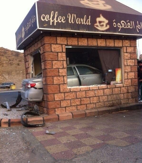 سيارة سعودية تنحرف وتقتحم محل المشروبات السريعة                                                                                                       