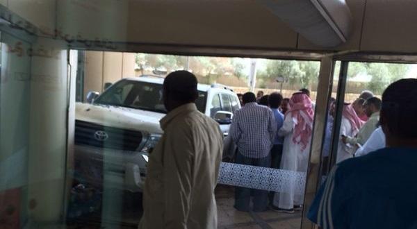 اصطدام سيارة تويوتا لاندكروزر بصالة 2 بمطار الرياض                                                                                                    