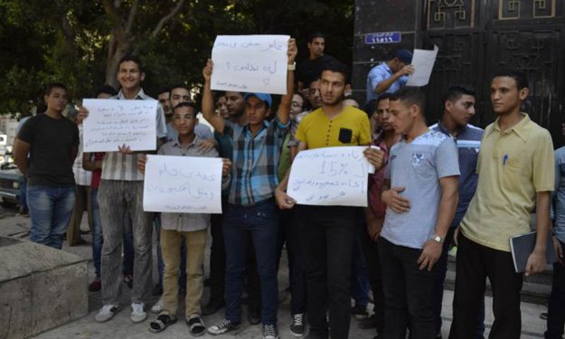 بالصور.. طلاب المعاهد الفنية يهددون بالاعتصام أمام الوزارة 