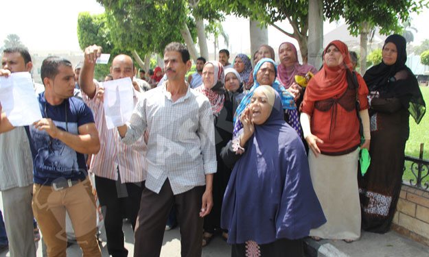بالصور- عاملون بإدارات القاهرة التعليمية يتظاهرون أمام المحافظ للمطالبة بالتعيين 