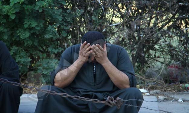 15 صورة ترصد دموع وأحزان أقارب ضحايا حادث الفرافرة الإرهابي في جنازتهم