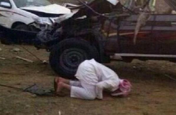 سعودى يسجد لله بعد نجاته من حادث                                                                                                                      