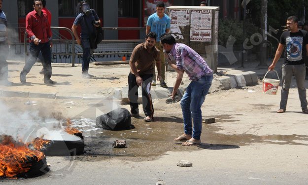 بالصور- أنصار الإخوان يقطعون طريق المريوطية بإطارات السيارات