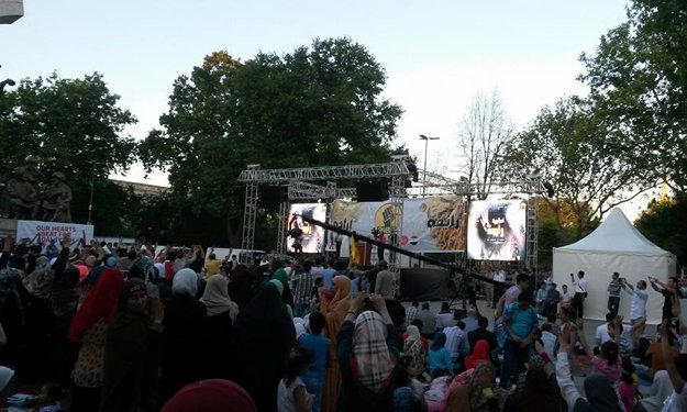 بالصور..أنصار الإخوان بتركيا يحاكون اعتصام رابعة العدوية في ذكرى الإطاحة بمرسي