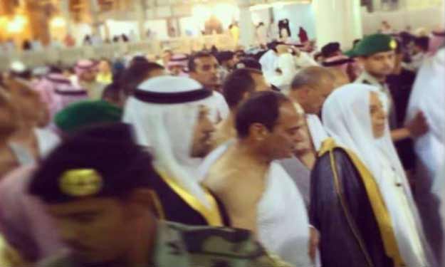 بالصور.. السيسي يؤدي مناسك العمرة في ختام زيارته للسعودية