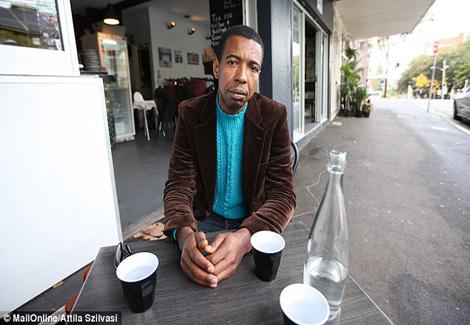 العنصرية تدفع صاحب مقهى لعدم توظيف شاب أسود                                                                                                           