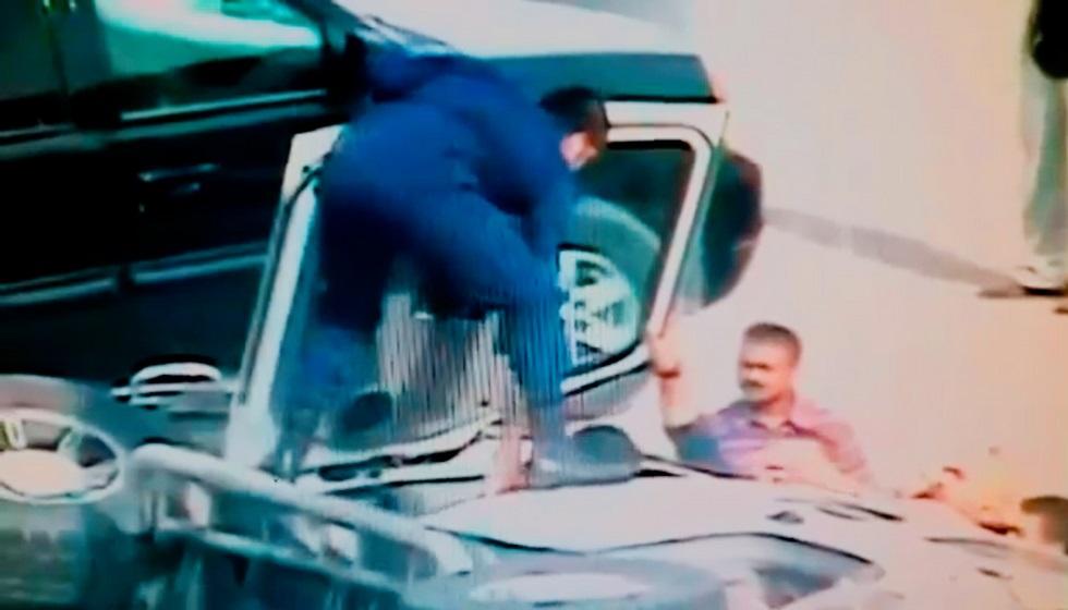 ضابط كويتى ينقذ شاب و فتاة بعد انقلاب السيارة بهما                                                                                                    