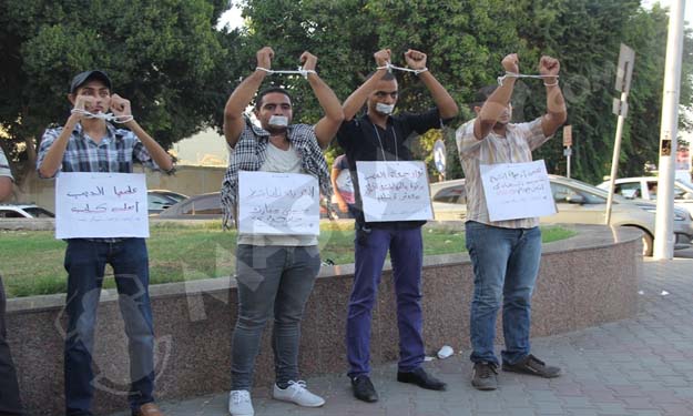 بالصور- نشطاء يرفعون لافتات ''الحرية للناشط حسني مبارك''.. ويقدمون بلاغات ضد أنفسهم  