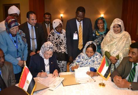 وزيرة القوي العاملة والهجرة ونظيرتها السودانية إشراقه محمود                                                                                           