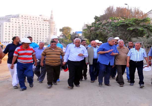 محلب مع محافظ القاهرة خلال جولته لجراج التحرير                                                                                                        