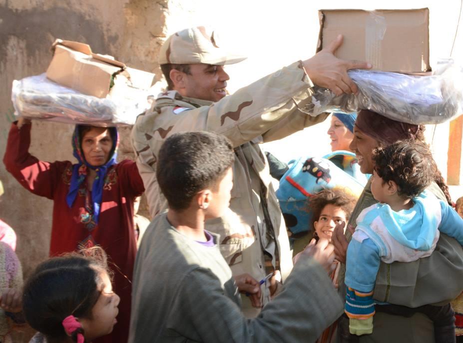 الجيش يقدم بطاطين ومواد غذائية للقرى والمناطق الأكثر احتياجا بالصعيد                                                                                  