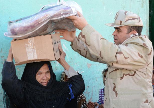 القوات المسلحة تواصل توزيع البطاطين والمواد الغذائية بقري ومحافظات الصعيد                                                                             