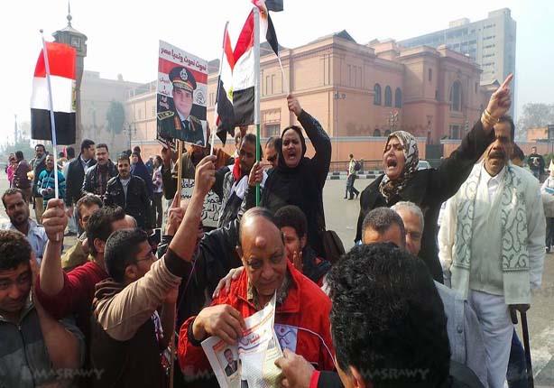 مواطنون يرفعون صور السيسي احتفالا بذكرى الثورة (1)                                                                                                    