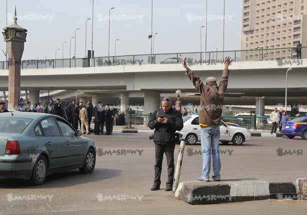 مواطن يتسلل لرفع شعار ''رابعة'' في ميدان التحرير                                                                                                      