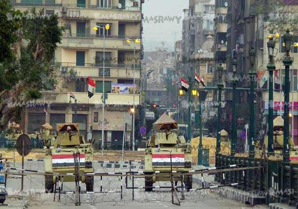 أعمدة ميدان التحرير مضاءة نهاراً في حراسة الجيش                                                                                                       