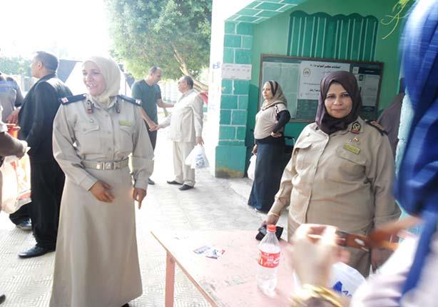 الشرطة النسائية تتابع عملية تصويت الناخبات بالوادي الجديد (1)                                                                                                                                           
