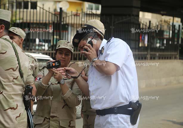 ضابط شرطة بالدقي يفحص أوراق ضابطات جيش (1)                                                                                                                                                              