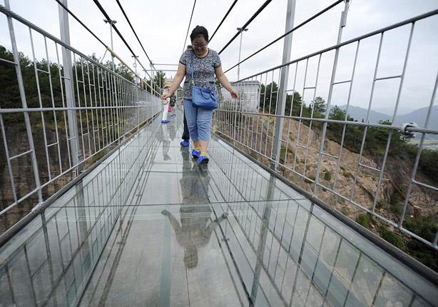 أطول ممر زجاجي يثير الرعب في العالم (1)